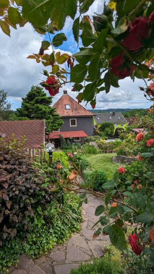 Ferienhaus Gabriela in Mittelfranken Blick vom großen eingezäunten Garten zum Ferienhaus - links ist Ihr Carport