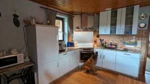gut ausgestattete Küche + Essplatz Bild 11: Ferienhaus Gabriela mit eingezäunten Garten und privatem Swimmingpool
