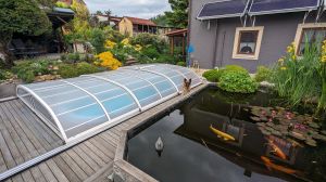 privater Swimmingpool im Garten privater abdeckbarer Swimingpool mit Solarheizung