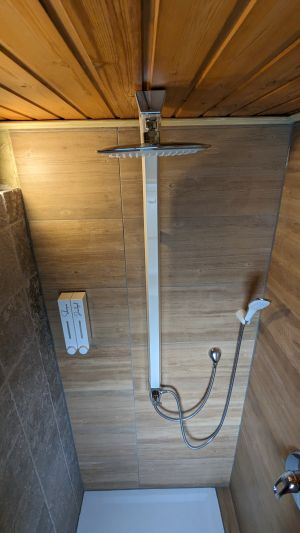 Regenwalddusche Bild 21: Ferienhaus Gabriela mit eingezäunten Garten und privatem Swimmingpool