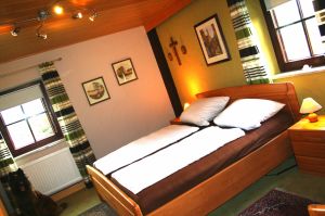Schlafzimmer 2 mit Doppelbett Bild 22: Ferienhaus Gabriela mit eingezäunten Garten und privatem Swimmingpool