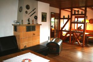 Wohnzimmer mit Kachelofen Bild 15: Ferienhaus Gabriela mit eingezäunten Garten und privatem Swimmingpool