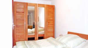 Doppelbett mit Fernseher