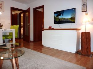 mit Fernseher an der Wand