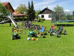 Gokarts, Dreiräder, Spielplatz und -raum