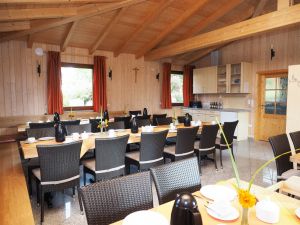 mit Küche, Toiletten, Aufenthaltsraum für alle Gäste nutzbar, direkt am Lagerfeuerplatz