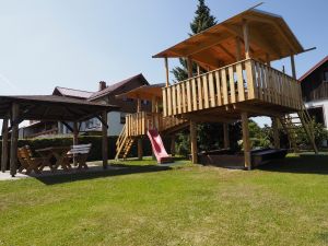 Sandkasten, mit Torwand und Rießentrampolin, Gokarts,