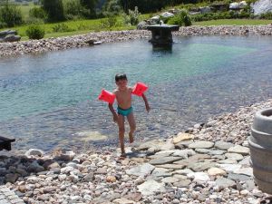 mit abgegrenzten Schwimmbereich für Kleinkinder, Liegewiese und Kneipptretbecken - direkt am Saunahaus