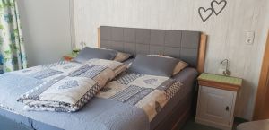 neues Boxspringbett Erkerwohnung mit Terrasse - Blick Hahnenkamm