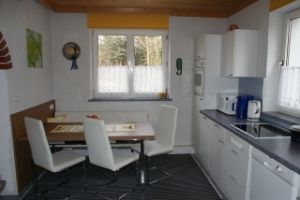 Unsere Küche ist mit Geschirrspüler, Kaffeemaschine, Wasserkocher, Plattengrill, Toaster, Mikrowelle, Ceranfeld, Backofen und Kühlschrank mit Gefrierfach ausgestattet.