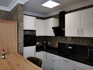 Küchenzeile mit Spülmaschine und Backofen