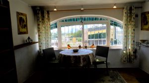 Tisch vor dem Fenster