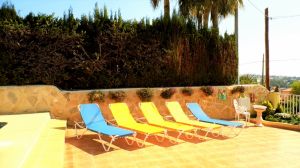 Sonnenliegen neben dem Pool