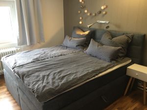 Im Familienzimmer mit Boxspringbett und Etagenbett können Sie entspannt den Tag ausklingen lassen.