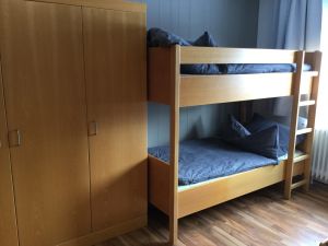 Im Familienschlafzimmer befindet sich ein Etagenbett für Ihre Kinder und ein geräumiger Kleiderschrank