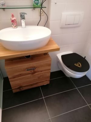 Hier das neue Waschbecken und ebenfalls neu WC-Sitz mit Soft-Absenkungs-Technik