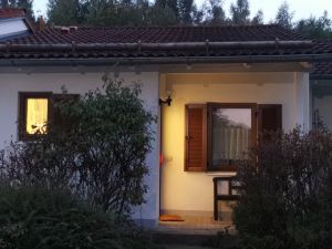 Hauseingang mit kleiner Bank und kleinem Tisch