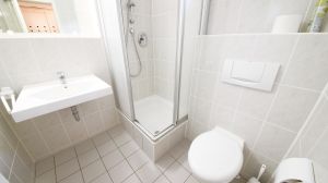 Modernes Bad mit Dusche.