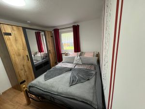 Schlafzimmer mit TV. Ein Doppel- und ein Einzelbett.