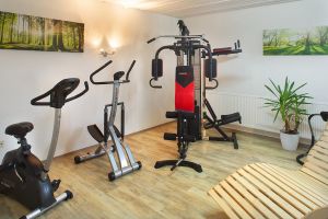 Für alle Bewegungshungrigen steht unser Fitnessraum ab 17 Jahren zur Verfügung.