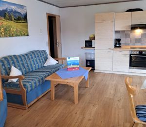 3-Zimmer-FeWo mit 2 sep. Schlafzimmer, Wohnküche, Dusche, WC und Balkon