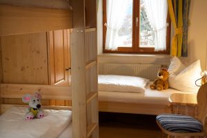 Kinderschlafzimmer mit Etagenbett, Einzelbett, Kleiderschrank, Nachttisch