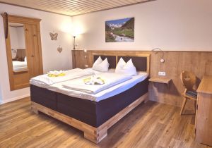 Schlafzimmer mit Doppelbett, teilweise mit Boxspringbett, Kleiderschrank, Kofferablage, Nachtkonsole