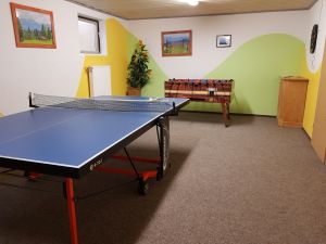Freizeitraum mit Tischtennis, Dart, Kicker, versch. Spiele