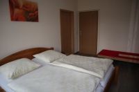 Doppelbett im großen Schlafzimmer,in welchem sich auch das Jugendbett befindet - Bild 9: Ferienwohnung Fischer „Am Greifenbachstauweiher“