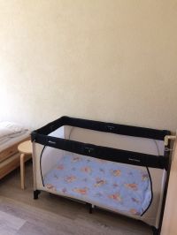 In der Ferienwohnung sind 1 Hochstuhl und 1 Kinderreisebett vorhanden ( wird auf Nachfrage bereitgestellt) - Bild 15: Ferienwohnung Fischer „Am Greifenbachstauweiher“
