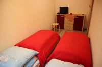 Kommode mit kleinem Fernseher im 2.( kleinen ) Schlafzimmer und Hocker - Bild 12: Ferienwohnung Fischer „Am Greifenbachstauweiher“