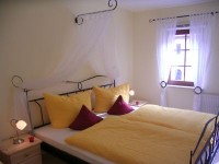 Schlafzimmer mit Himmelbett und Einzelbett - Bild 3: Ferienwohnung in Bad Schandau Elbsandsteingebirge